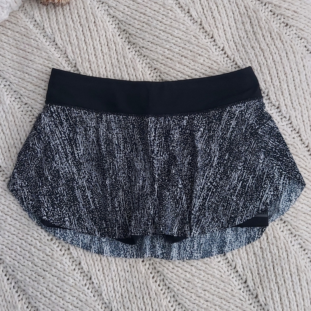 LULULEMON Quick Pace Skirt 13" - Salt Alpine White & Black